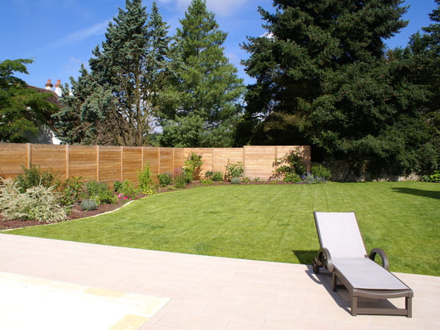 Après : une clôture en bois exotique