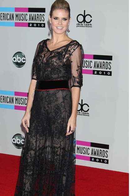 Heidi Klum en robe en dentelle noire