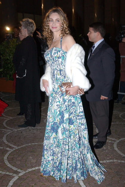 Emmanuelle Béart en robe imprimée bleue
