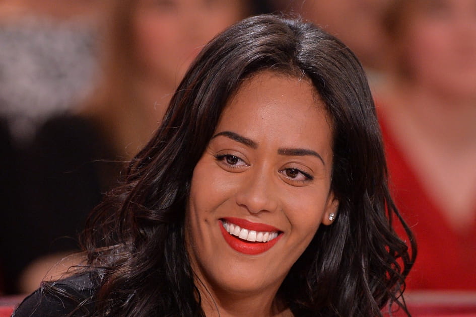 Amel Bent, &eacute;blouissante avec ses l&egrave;vres rouge feu