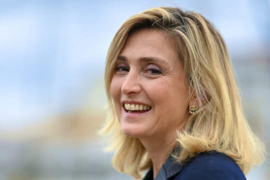 Julie Gayet porte le manteau que tout le monde veut pour survivre au froid hivernal - il est cool et confortable