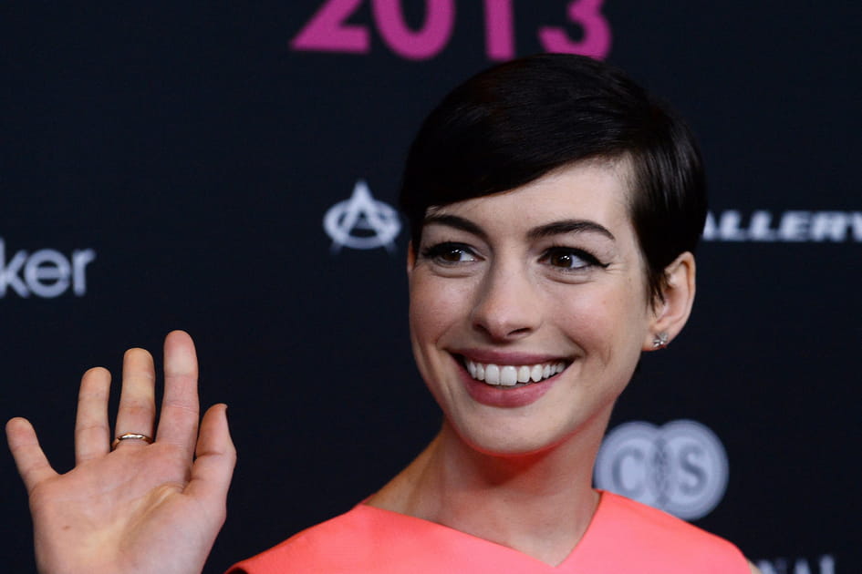 La coupe pixie noir corbeau d'Anne Hathaway