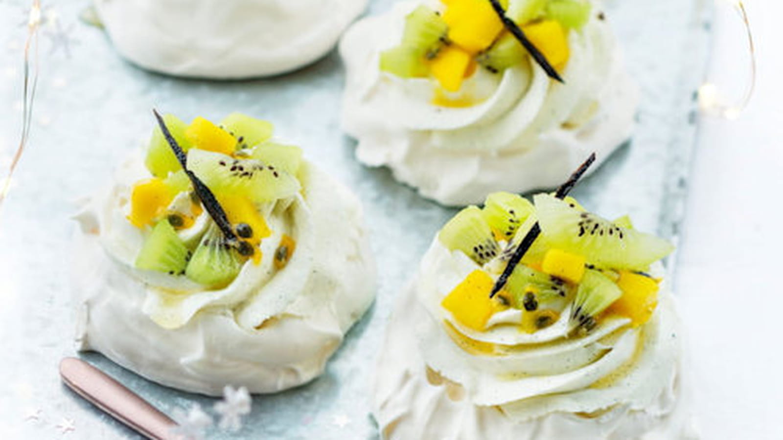 Pavlova, crème, duo mangue – kiwi Oscar