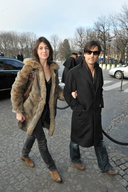 Charlotte Gainsbourg&nbsp;en jean et manteau en fourrure