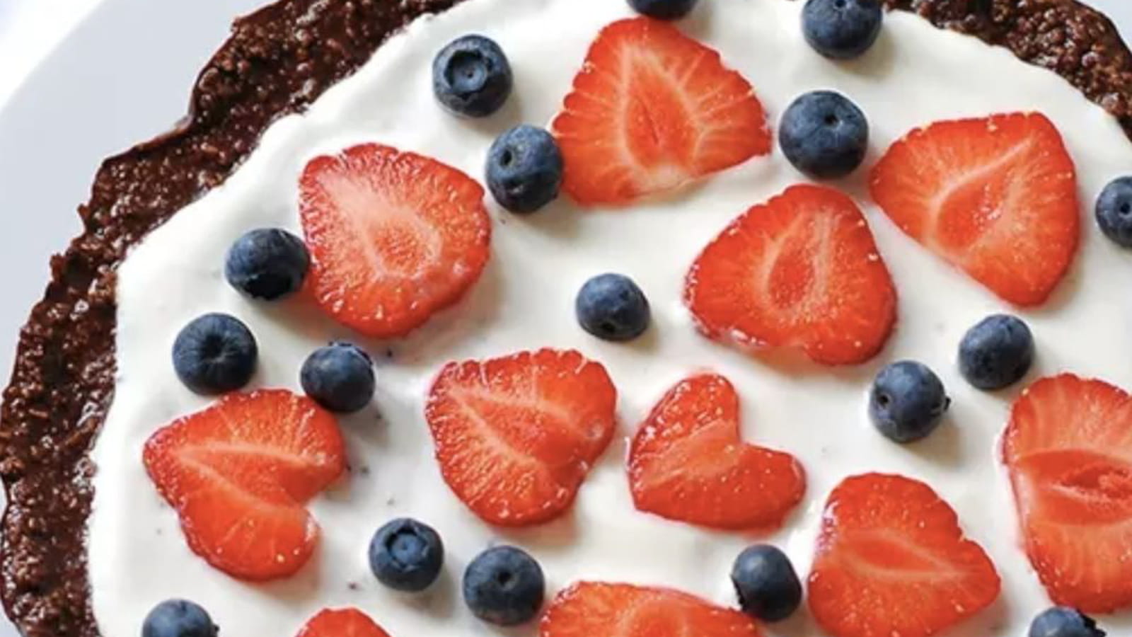 Pizza chocolat et fruits rouges sans gluten et sans cuisson