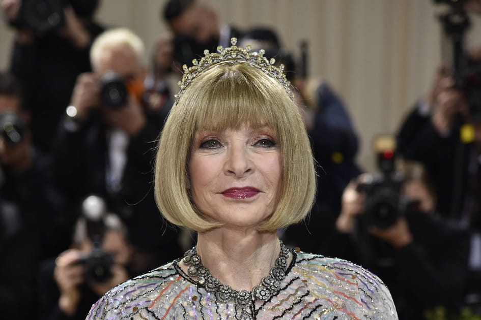 Le carr&eacute; signature et le diad&egrave;me d'Anna Wintour