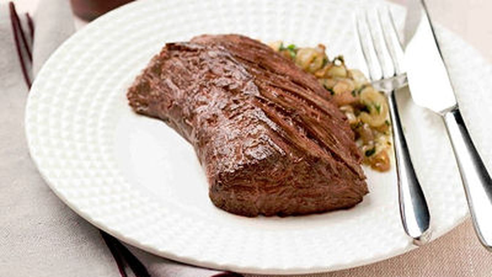 Onglet de boeuf sauce marchand de vin et purée de panais au lait de coco