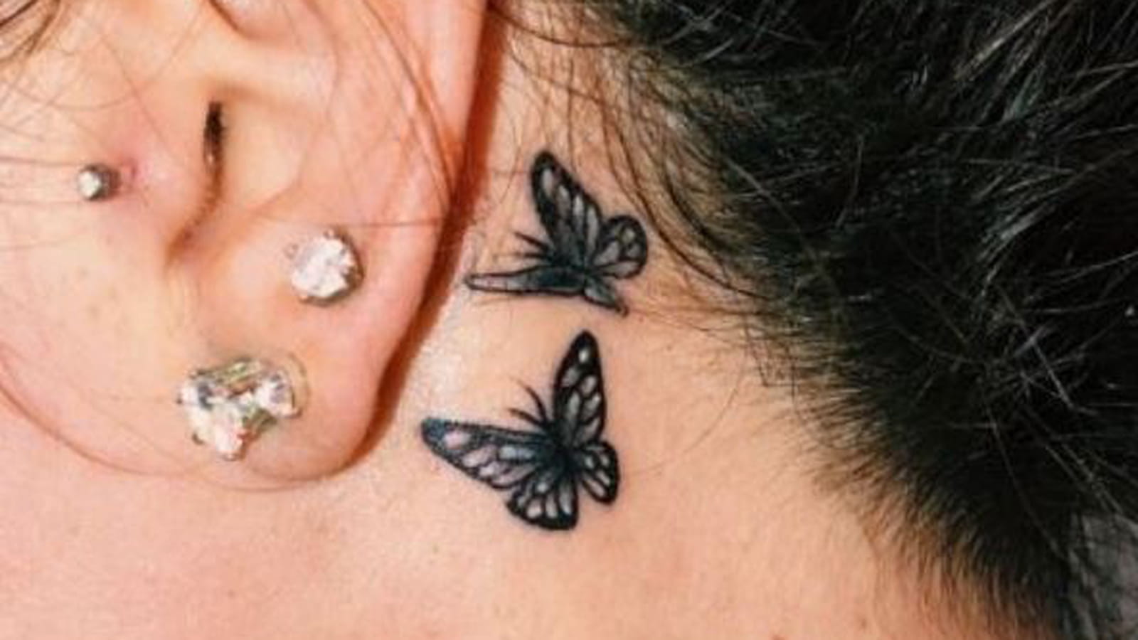 Petits papillons derrière l'oreille