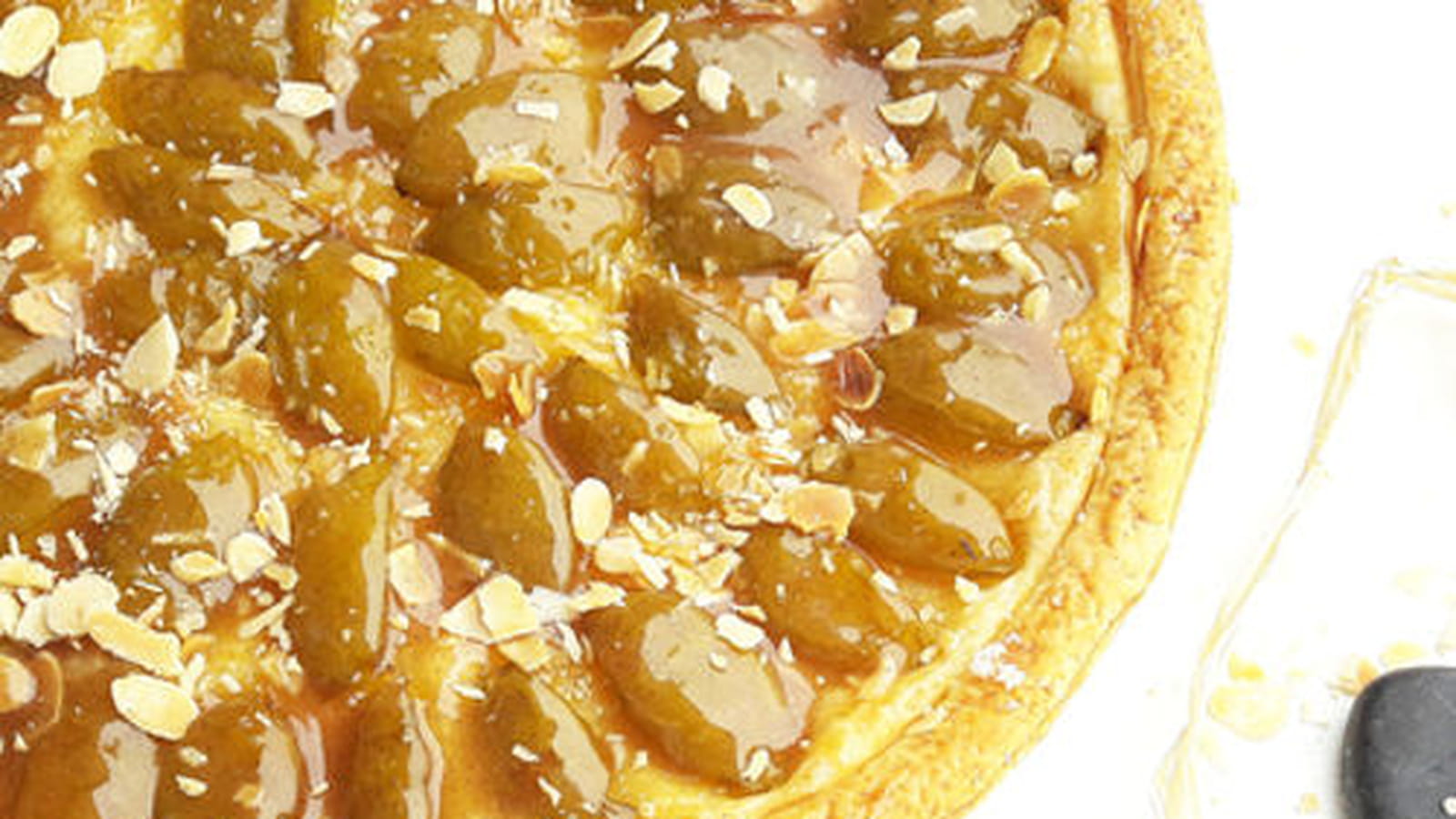 Tarte fine aux reines-claude glacée au miel et à la cannelle
