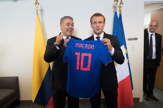 Un nouveau maillot (tr&egrave;s foot) pour Emmanuel Macron