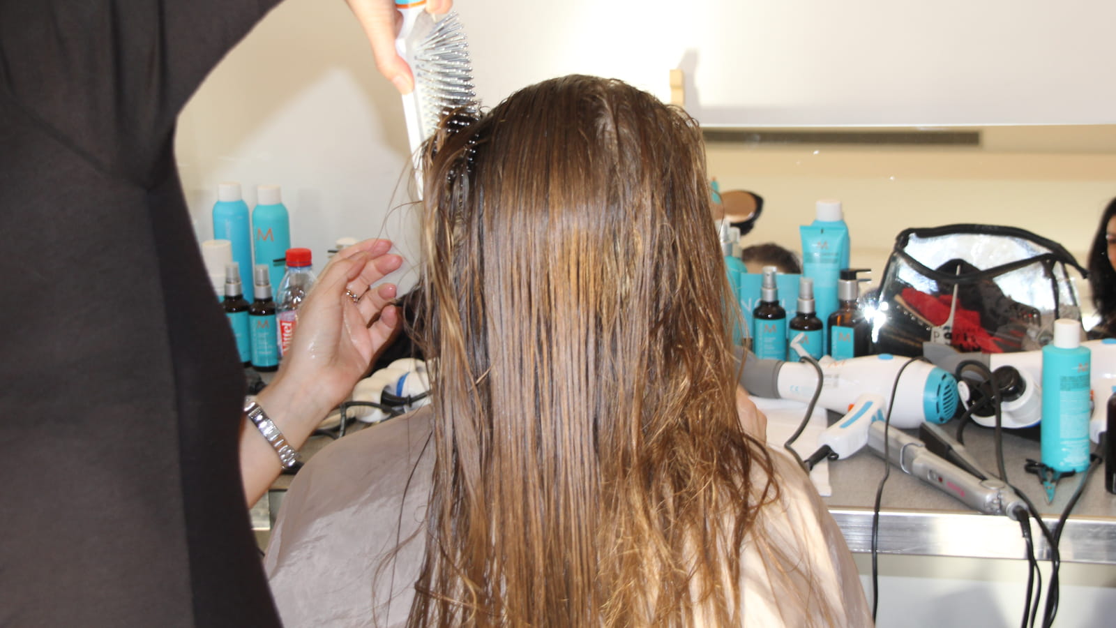 Coiffure : démêlage des cheveux