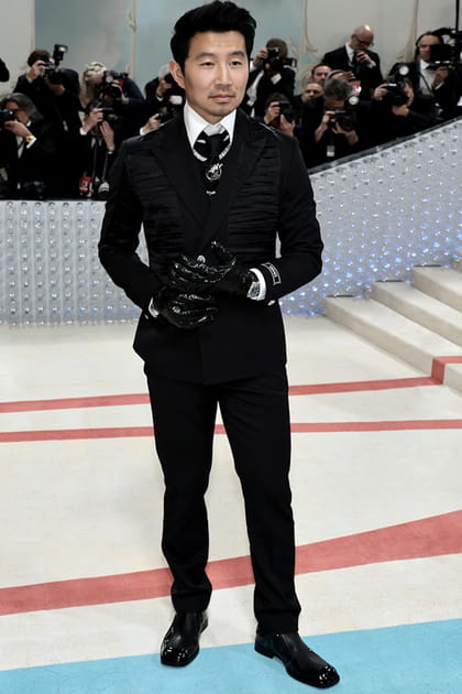 Simu Liu en costume noir textur&eacute; Versace