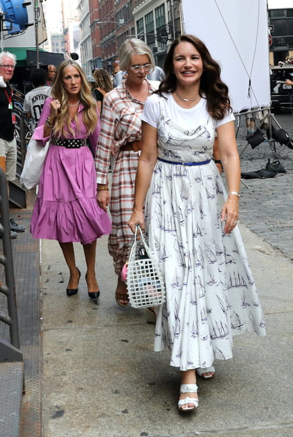 Charlotte York en robe midi en popeline en coton imprim&eacute; Emilia Wickstead