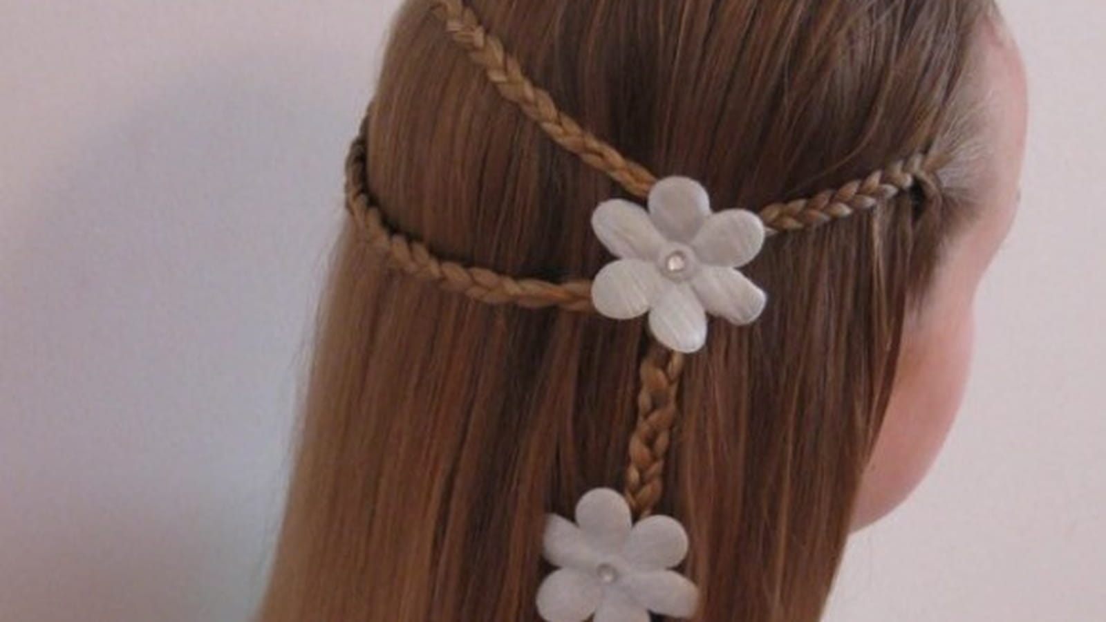 Deux mini tresses sur cheveux lâchés