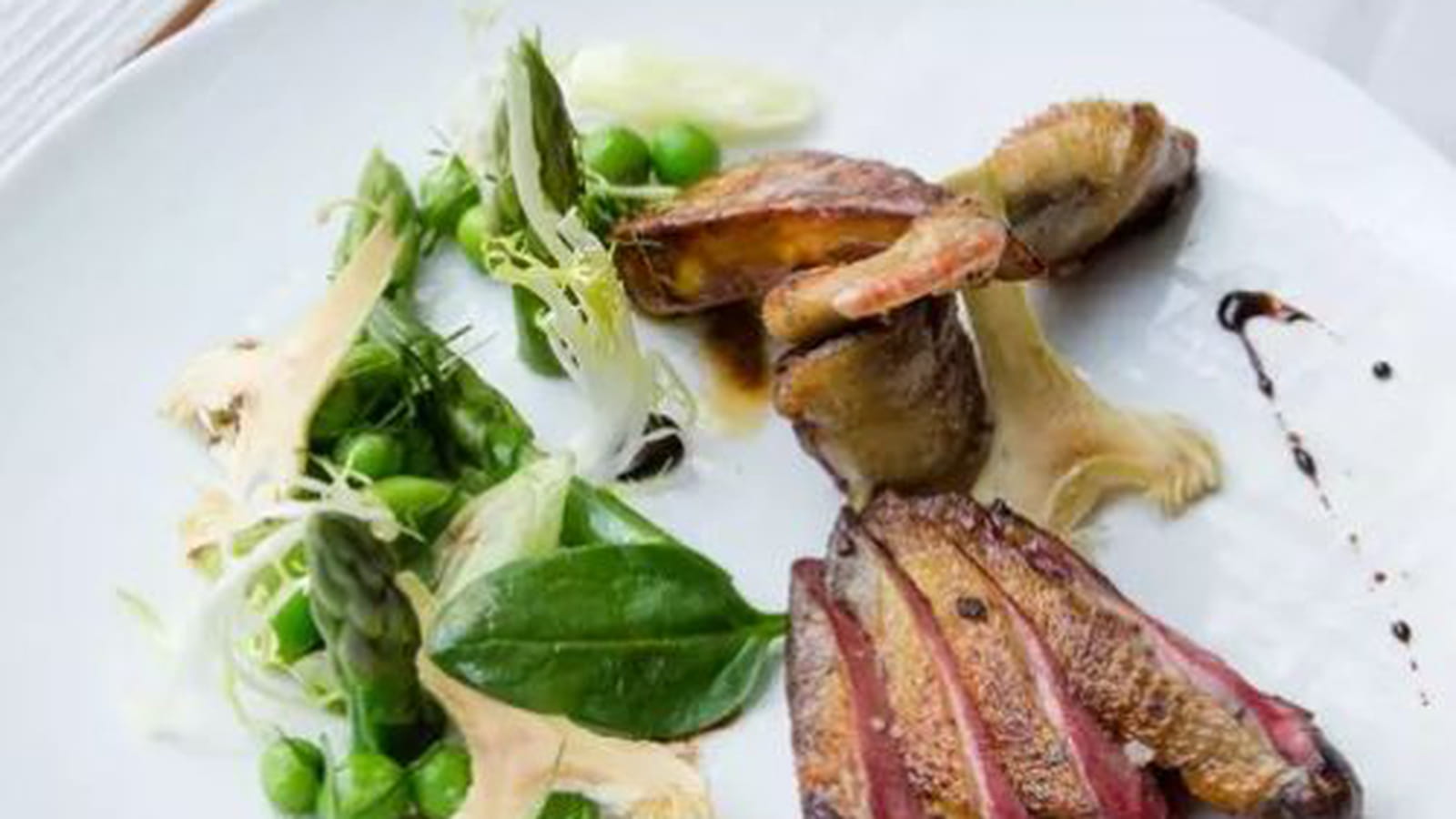 Aiguillettes de pigeon rôties et le foie de canard caramelisé, légumes printaniers en salade