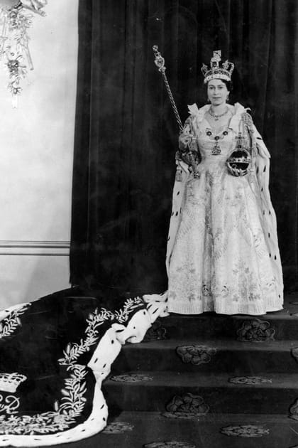 La reine Elizabeth II en robe de couronnement et sceptre