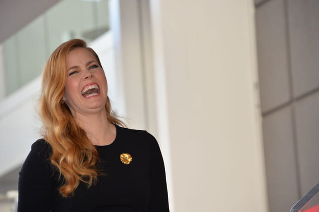 Amy Adams grimace sur Hollywood Boulevard