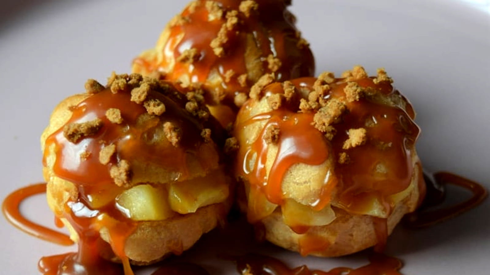 Choux à la pomme et au caramel