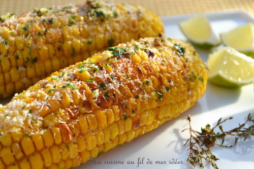 Épis de maïs grillés au thym, citron vert et parmesan