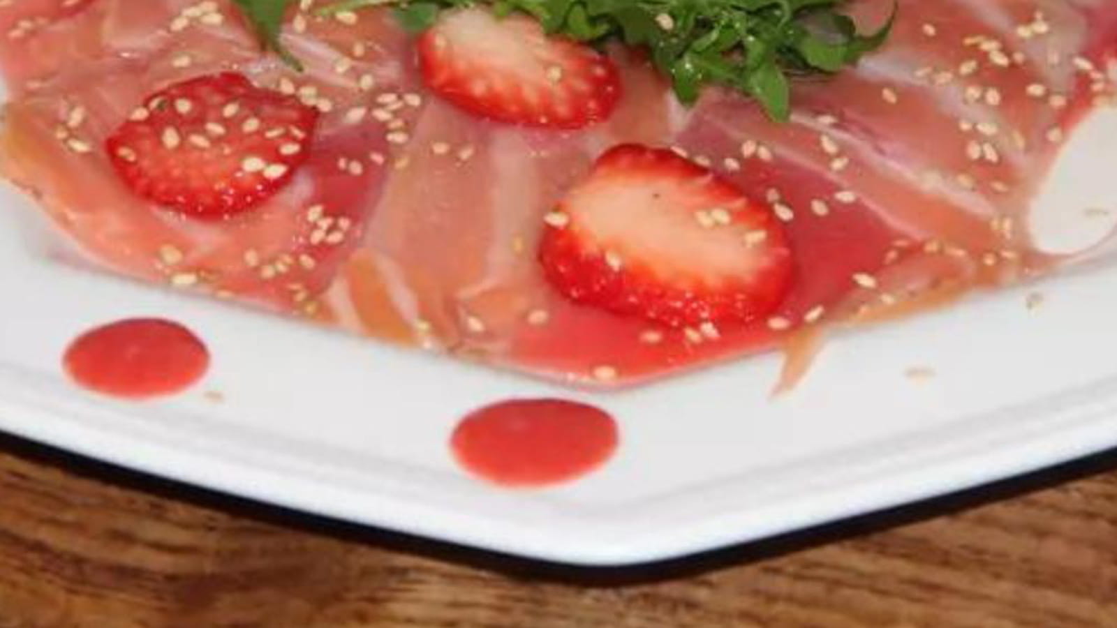 Carpaccio de saumon fumé, ketchup de fraises