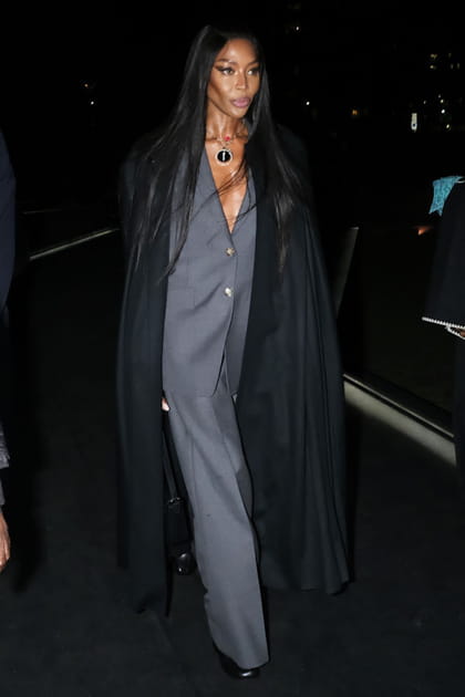 Naomi Campbell en manteau long et ensemble blazer et pantalon gris au d&eacute;fil&eacute; Burberry