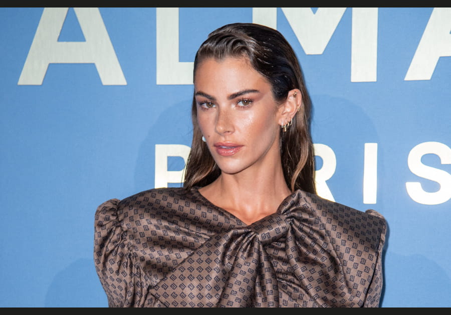 Clara Berry, originale avec sa m&egrave;che effet mouill&eacute;