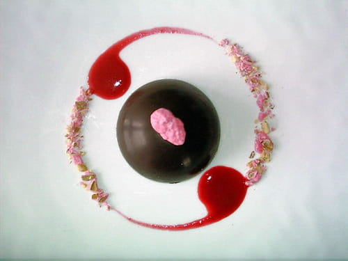 Dôme de chocolat, mousse fraise et pralines roses