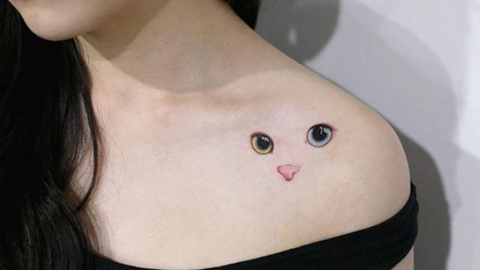 Regard de chat sur l'épaule