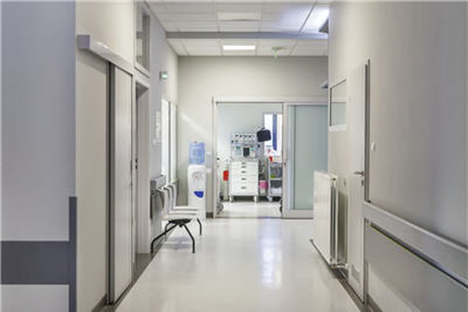 Ebola : quel traitement pour l'infirmière de MSF ?