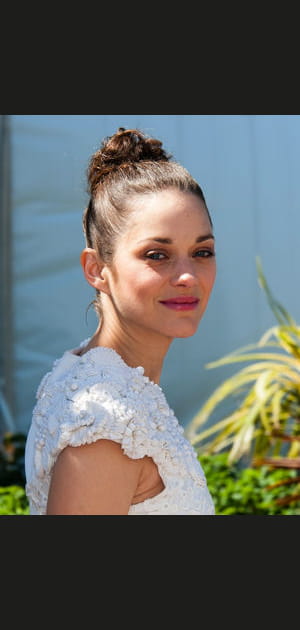 Le chignon boucl&eacute; de Marion Cotillard