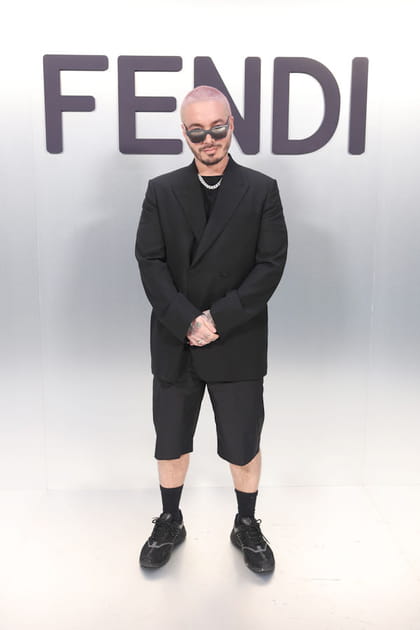 J Balvin en ensemble noir veste et pantacourt au d&eacute;fil&eacute; Fendi