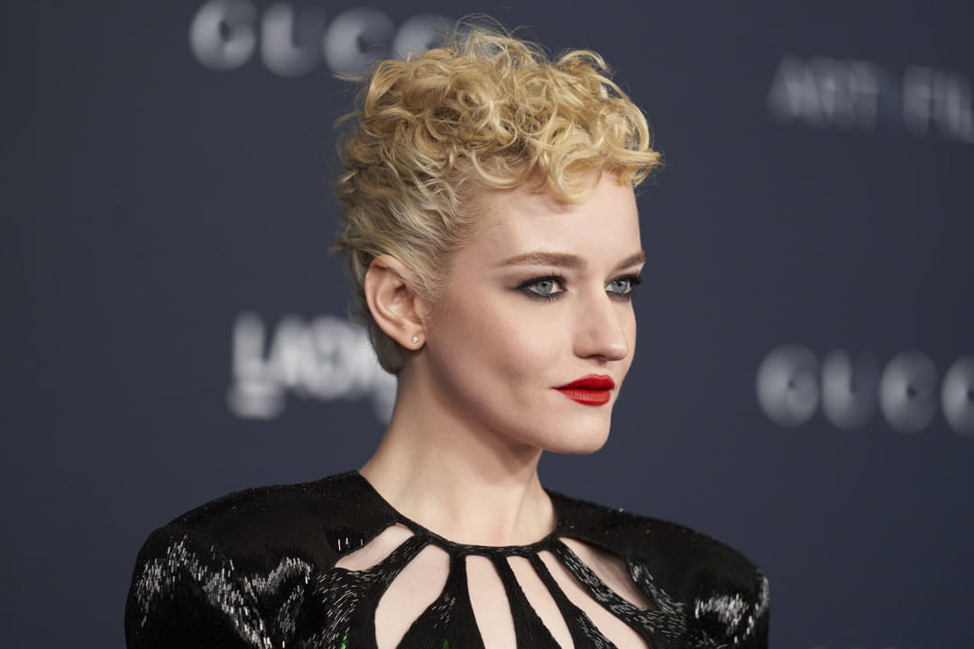 Flop : la coupe bouclée de Julia Garner