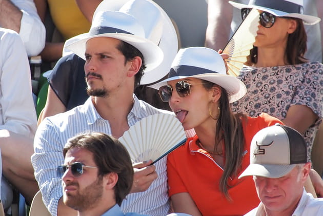 Laury Thilleman confond éventail et glace