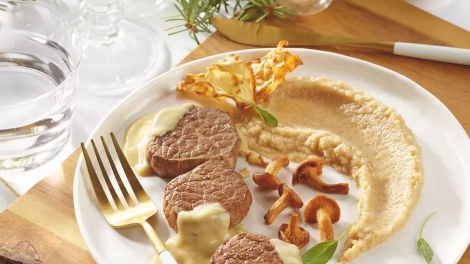 Médaillons de bœuf, sauce au foie gras et déclinaison de céleri en différentes textures