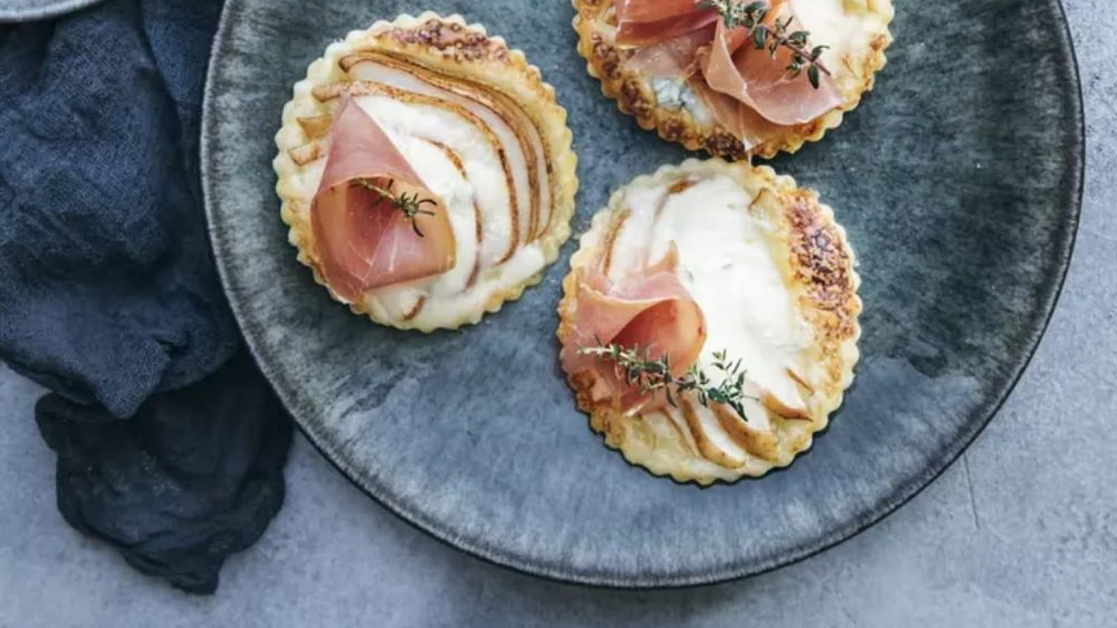 Tartelettes fines aux poires, gorgonzola et jambon cru Aoste