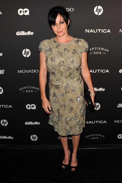 Shannen Doherty en robe champagne à sequins