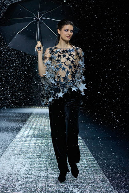 Pantalon en velours et top argent&eacute; &agrave; d&eacute;coupes c&eacute;lestes&nbsp;aper&ccedil;us&nbsp;sur le d&eacute;fil&eacute; Emporio Armani