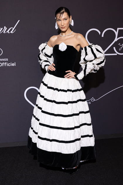 Bella Hadid en robe noir et blanc &agrave; rayures et manches bouffantes