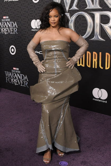Rihanna en robe moulante taupe en vinyle