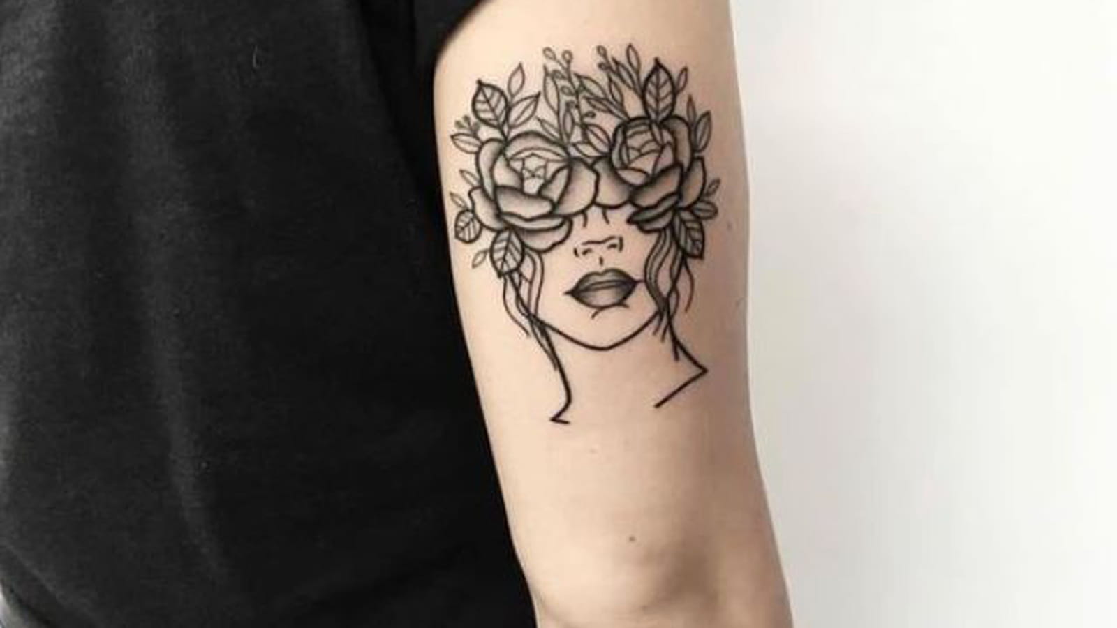 Visage fleuri sur le bras