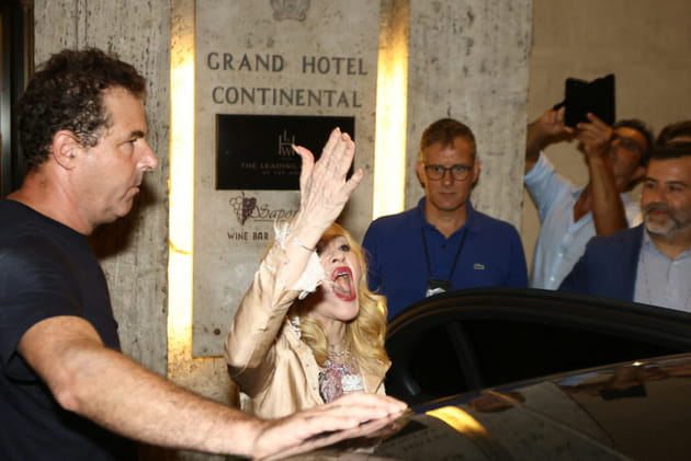 Madonna salue ses fans à la sortie de son hôtel à Sienne