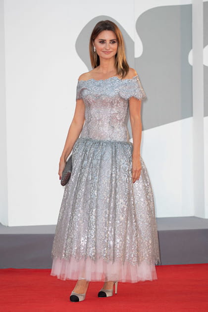 Pen&eacute;lope Cruz en robe argent&eacute;e en tulle et encolure Bardot Chanel