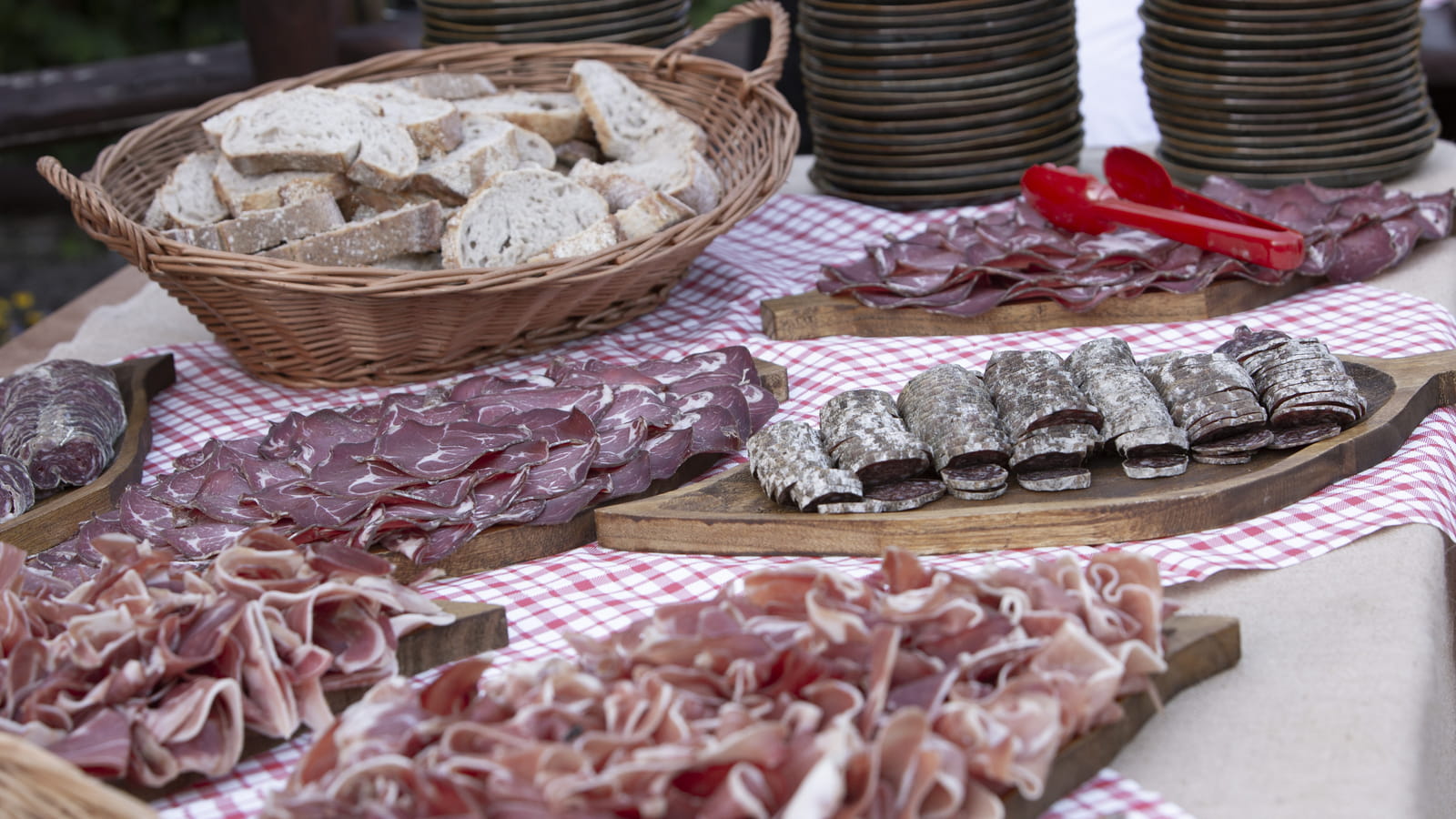 Le buffet de charcuterie du banquet gaulois