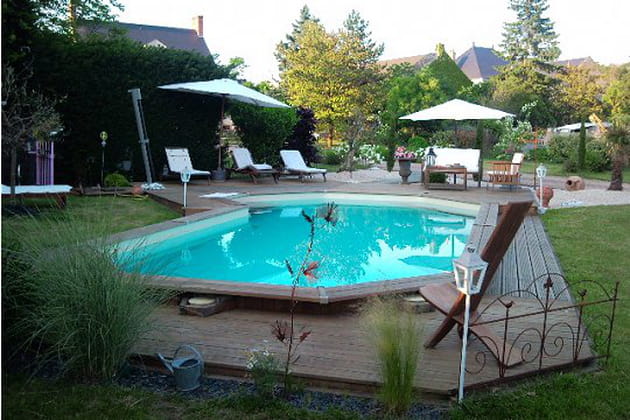 Une piscine o&ugrave; le bois r&egrave;gne en ma&icirc;tre