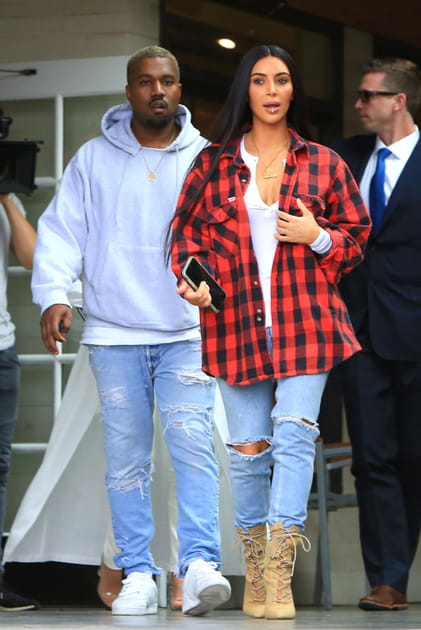 Kim Kardashian et Kanye West partagent la passion du jean troué à leur retour de Dubaï