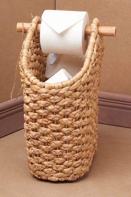 Un panier tress&eacute; avec d&eacute;rouleur int&eacute;gr&eacute;