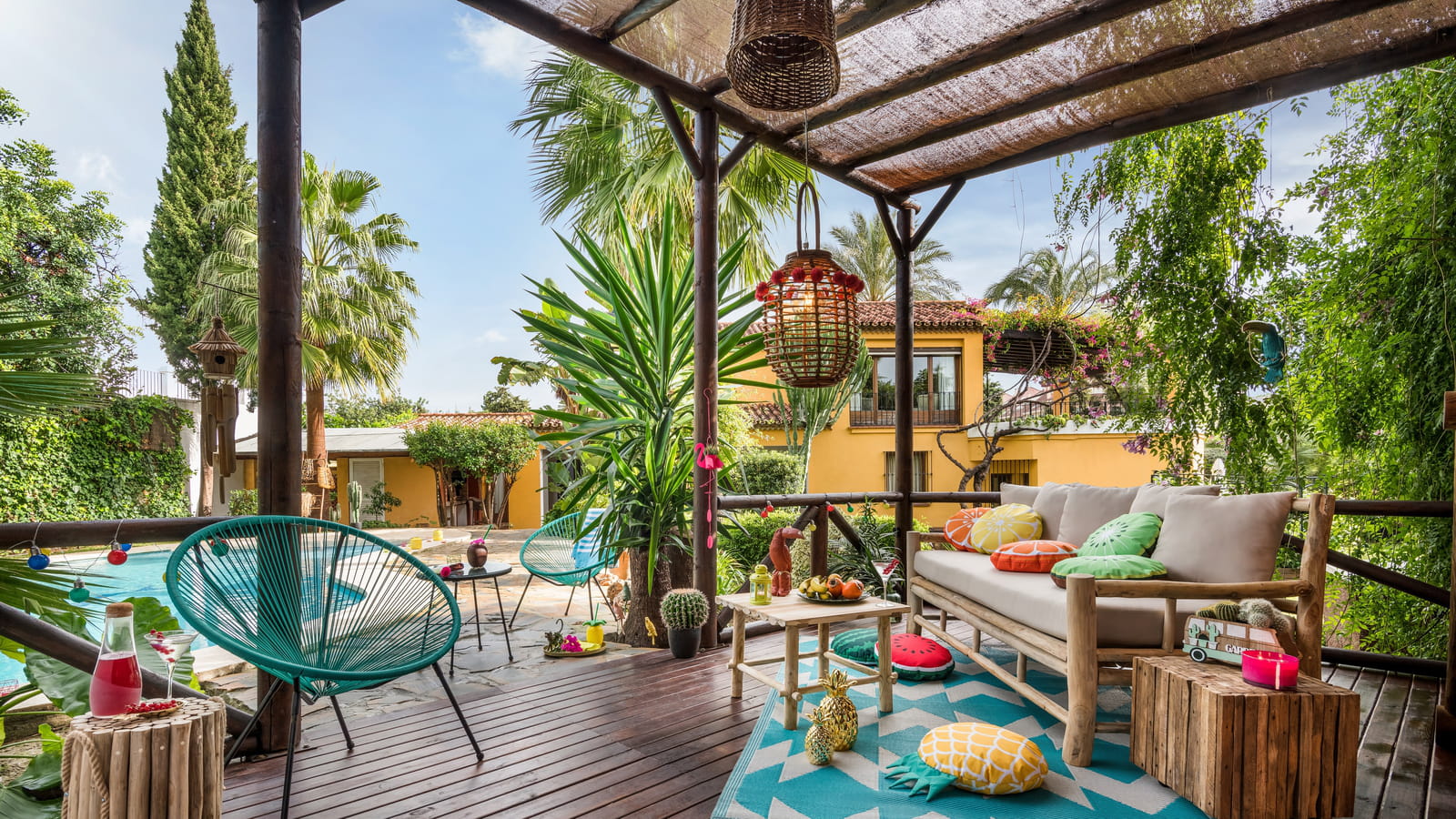 Terrasse en bois foncé 