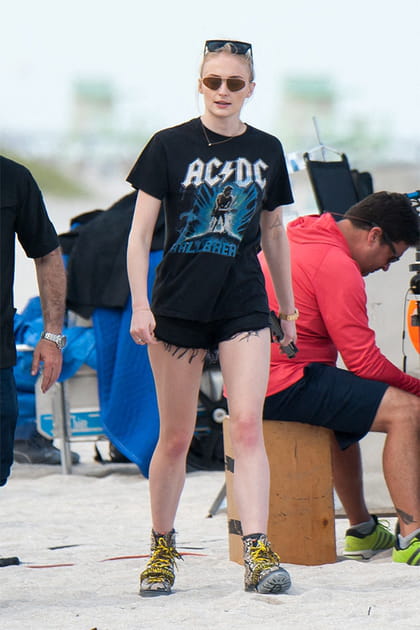 Sophie Turner en short noir et T-shirt &agrave; &eacute;critures