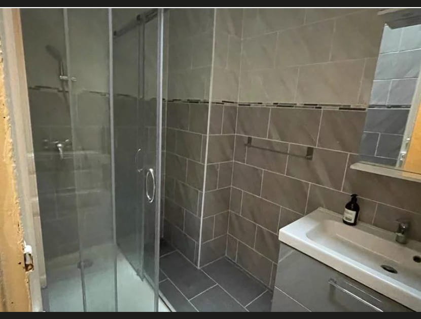 Avant&nbsp;: une salle de bains sans charme et &eacute;troite