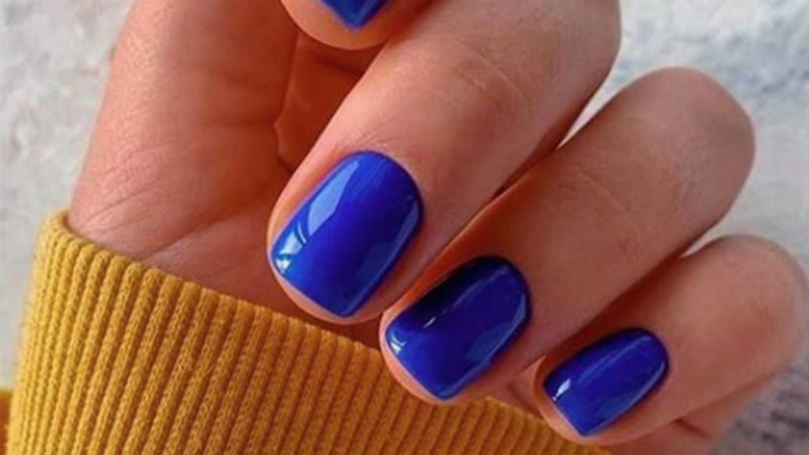 Des ongles bleu roi